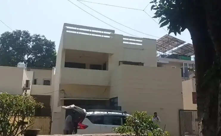 हैम्पटन स्काई रियल्टी मामले में ईडी की 6 ठिकानों पर छापेमारी, जालंधर के ठेकेदार अमित बजाज भी जांच के घेरे में