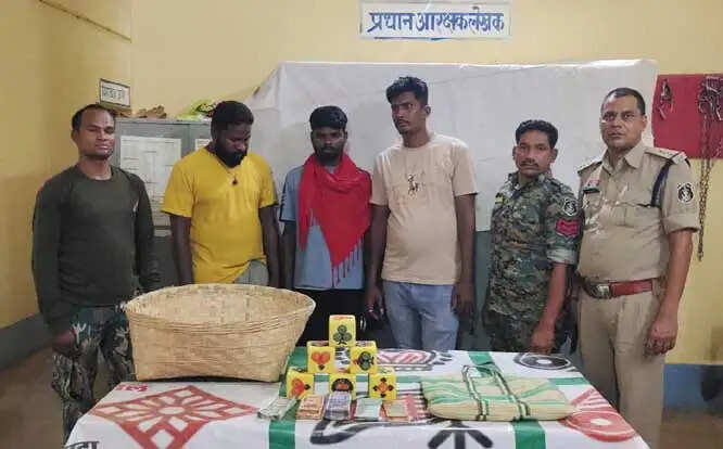 खुड़खुड़ी जुआ की सामाग्री व नगद 48 हजार के साथ तीन आराेपित गिरफ्तार