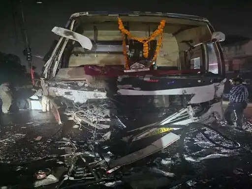 इंदौर में ट्रक और ट्रैवल्स बस की आमने-सामने भिड़ंत, 4 घायल,&nbsp;बस चालक पर नशे में होने का आरोप