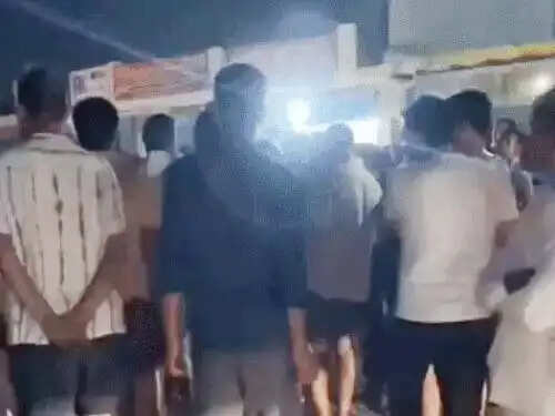 फरीदाबाद में बिजली आपूर्ति गड़बड़ाई तो विरोध में सडक़ पर उतरे लोग, लगाया जाम