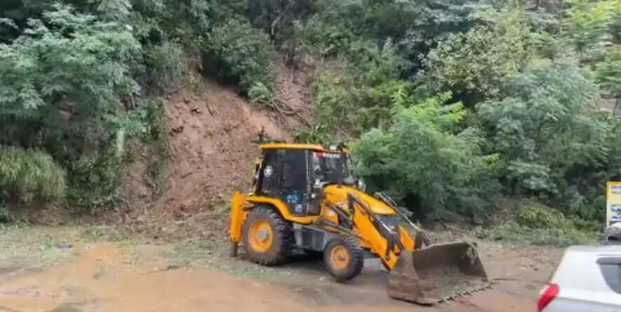 हिमाचल में मॉनसून की पहली भारी बारिश, शिमला में भूस्खलन से 27 सड़कें बंद