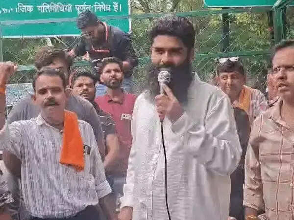 भोपाल में टैक्सी चालकों का बड़ा ऐलान, 18-20 अगस्त के बीच सीएम हाउस घेराव की तैयारी, मांगें पूरी होने तक डटे रहने की चेतावनी