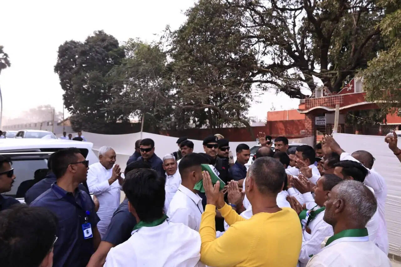 मुख्यमंत्री नीतीश कुमार ने बख्तियारपुर में विभिन्न निर्माणाधीन विकास योजनाओं का किया निरीक्षण, तेजी से कार्य पूर्ण करने का दिया निर्देश