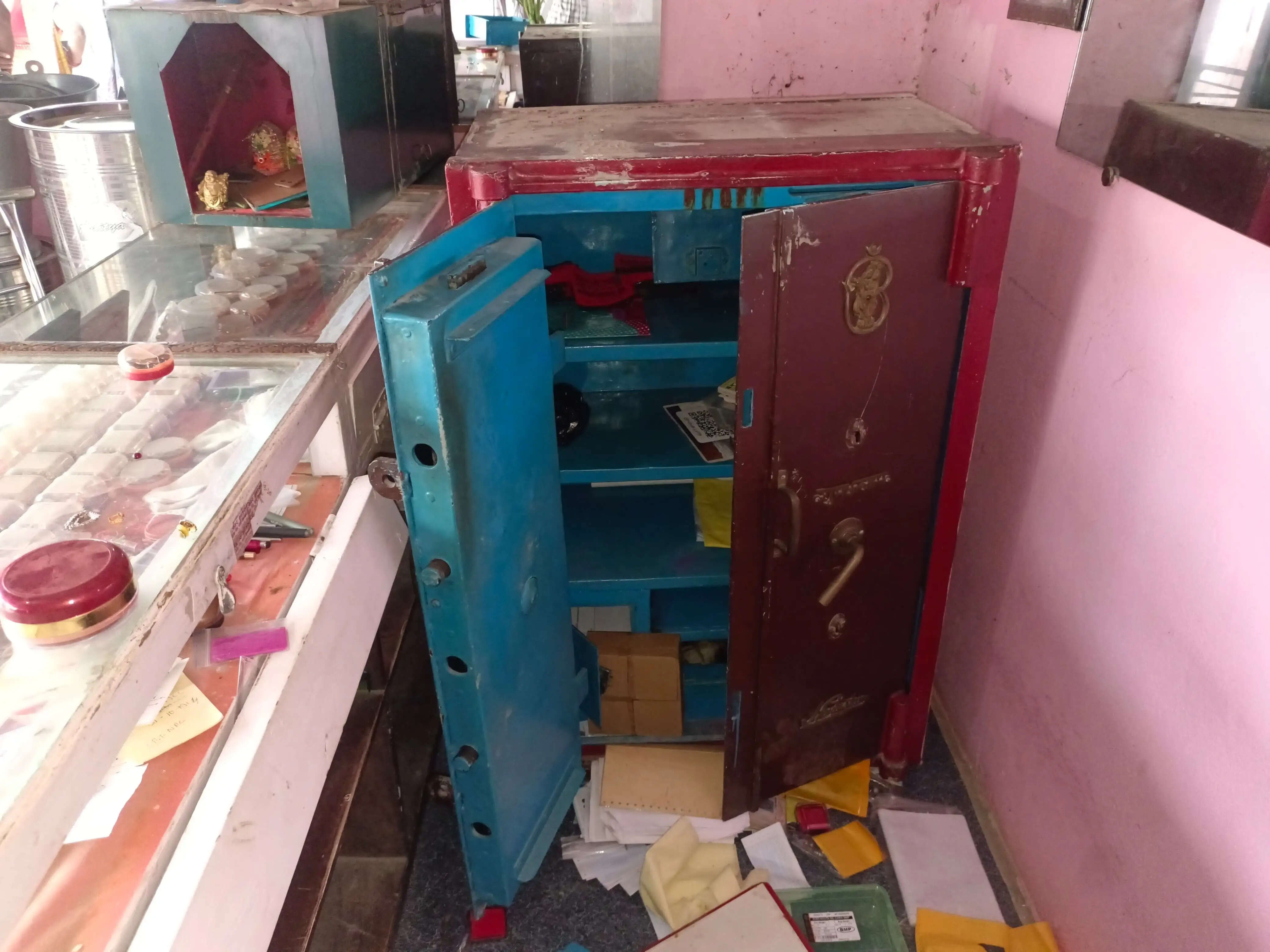 छपरा में ज्वेलरी दुकान कस शटर तोड़ लाखों की चोरी, जांच में जुटी पुलिस