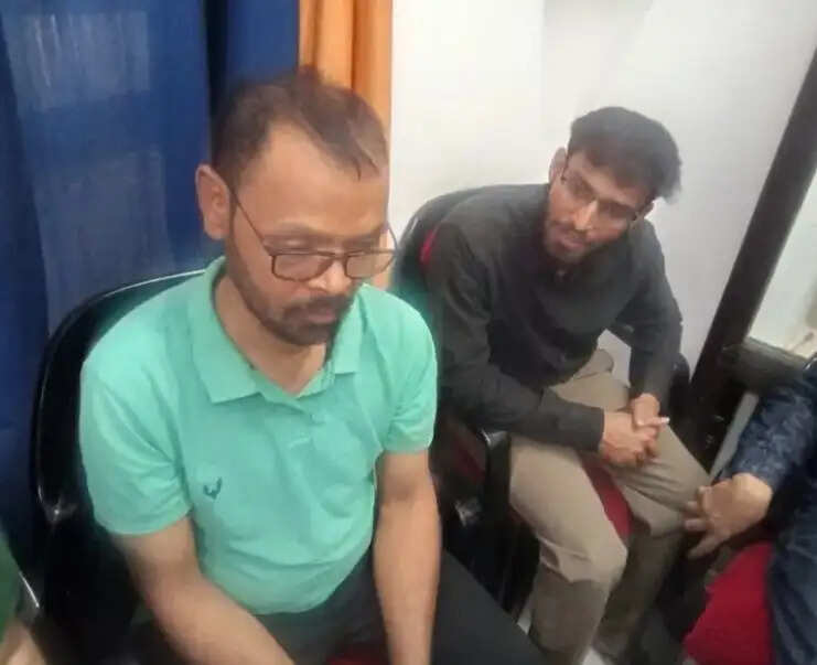 मीरजापुर में 10 हजार की रिश्वत लेते फंसा लेखपाल, फोटोकॉपी दुकान से गिरफ्तार