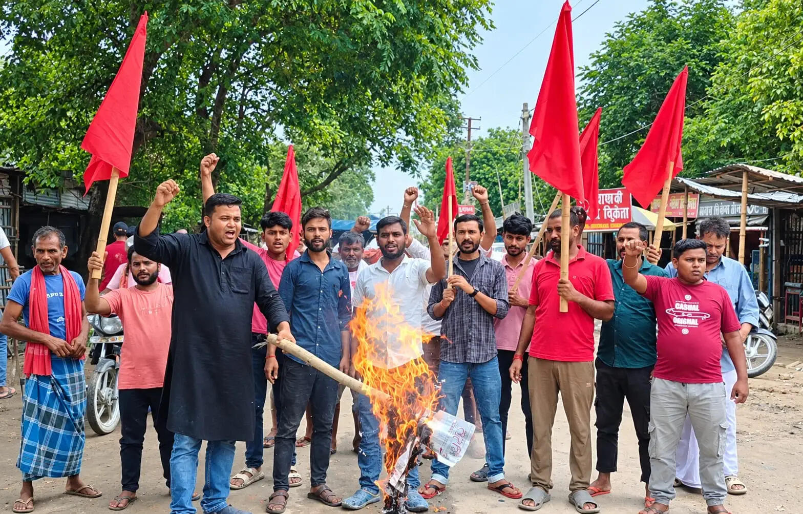 मुख्य चुनाव आयुक्त की बर्खास्तगी को लेकर आइसा कार्यकर्ताओं ने प्रतिवाद मार्च निकाल पुतला फूंका