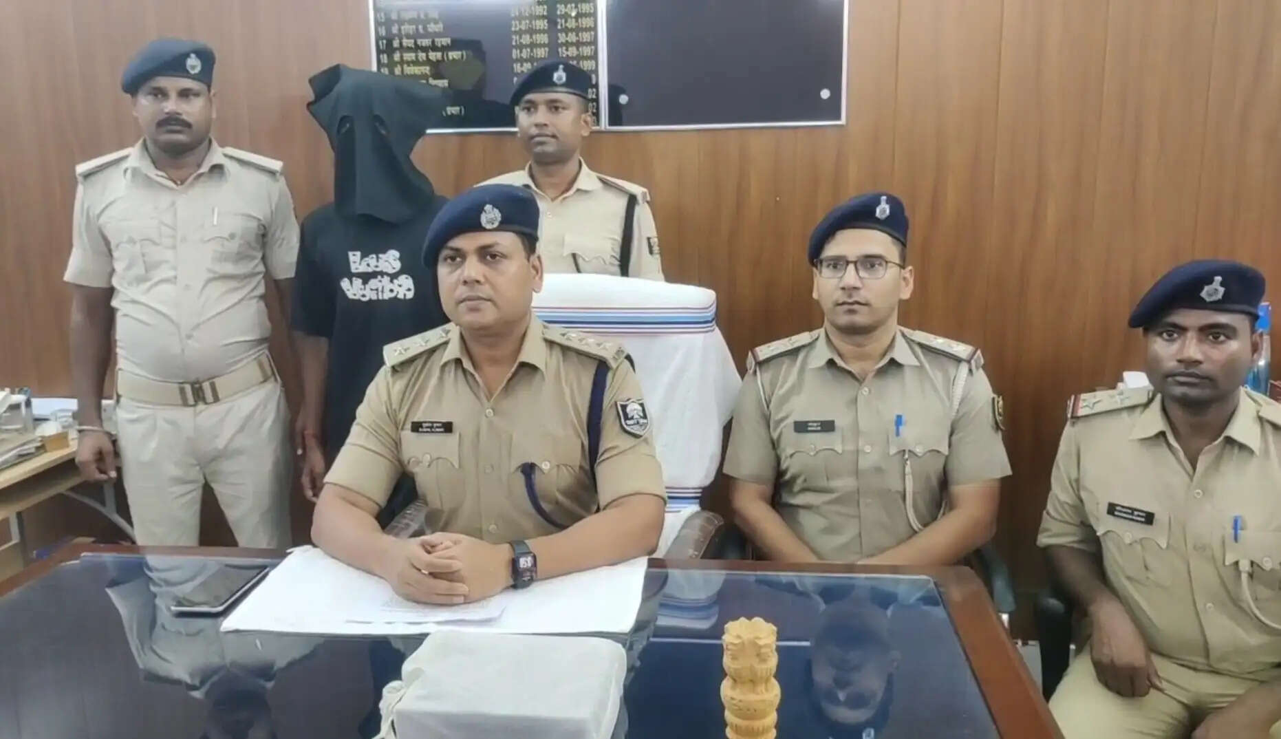 सोशल मीडिया पर देसी कट्टा लहराकर हवाई फायरिंग करना युवक को पड़ा महंगा, गिरफ्तार