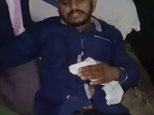 शिक्षक भर्ती में पदवृद्धि की मांग पर भोपाल में धरना, निर्जल अनशन पर बैठे अभ्यर्थी की तबीयत बिगड़ी