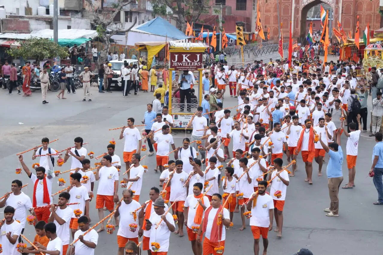 शिव भक्ति के रंग में रंगी छोटी काशी: गलता तीर्थ से उमड़ा कांवड़ियों का सैलाब