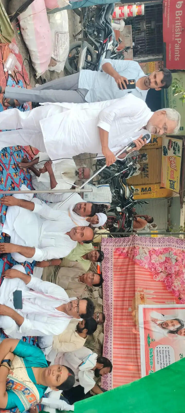 युवा राजद ने बक्सर में किया पैदल मार्च एवं धरना, पेपर लीक सहित 10 मांगों को लेकर किया प्रदर्शन