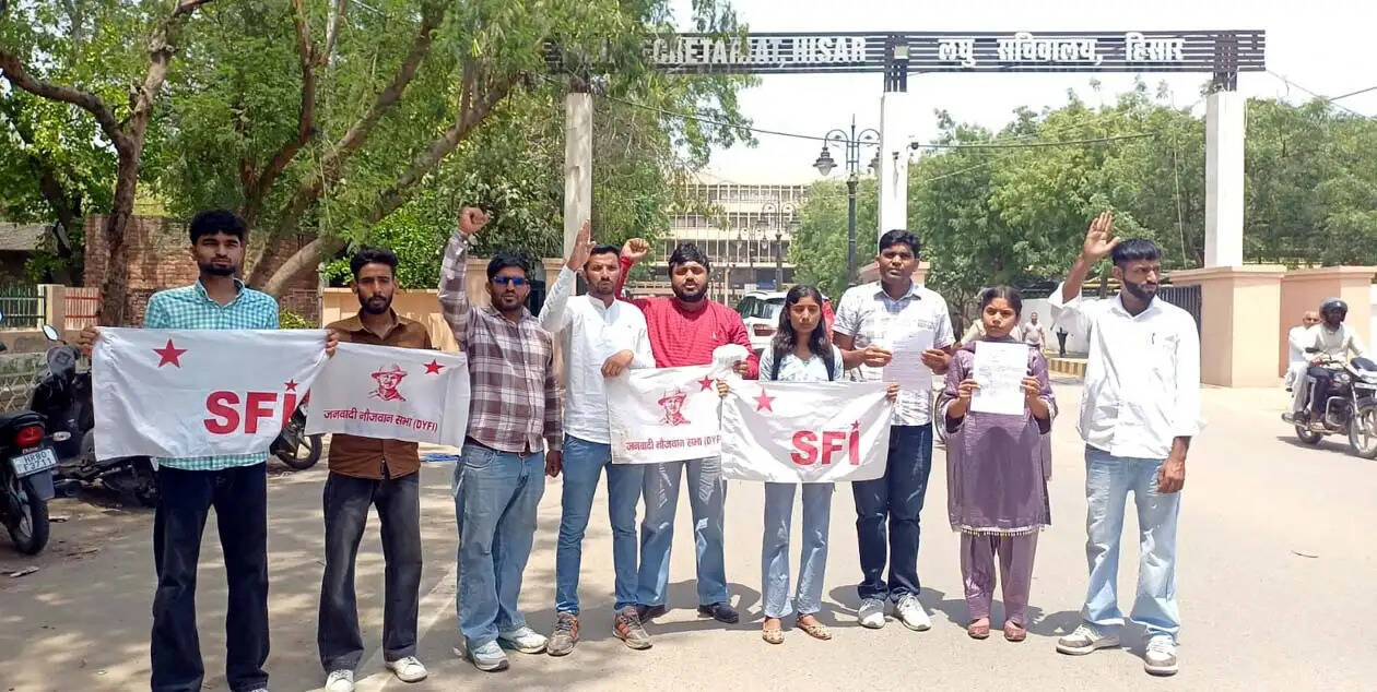 हिसार : नीट परीक्षा में हुई धांधली व हरियाणा लोक सेवा आयोग की अनियमिताओं पर आक्रोश