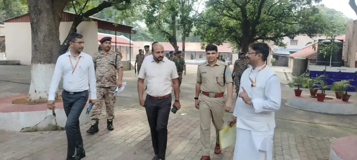 नीट परीक्षा को लेकर डीसी-एसपी ने विभिन्न परीक्षा केंद्रों का किया निरीक्षण