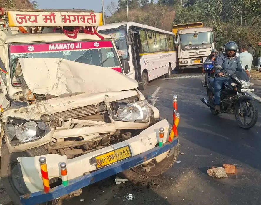 चुटुपालू घाटी में टकराया ट्रेकर, पिकअप वैन और बस,&nbsp;बाल-बाल बचे यात्री