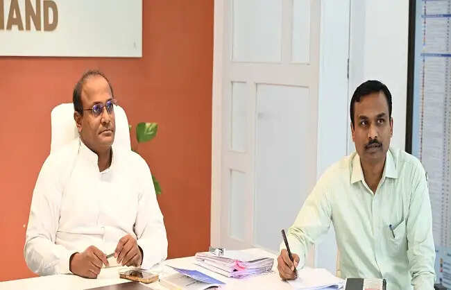 बुजुर्ग-दिव्यांग मतदाताओं के घर जाकर नोटिसों का निस्तारण करेंगे बीएलओ