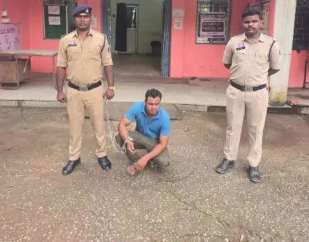 फरार चल रहे आरोपी अनिल बेहरा को तमनार पुलिस ने गांव से घेराबंदी कर पकड़ा सीएचपी चौक लिबरा हिंसा मामले में एक और आरोपी गिरफ्तार