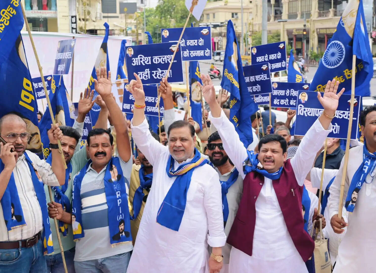 आरपीआई (आ.) ने निकाला पैदल मार्च,&nbsp;बाबा साहेब के अस्थि-कलश और ऐतिहासिक धरोहरों को यथास्थान&nbsp;रहने की उठाई मांग
