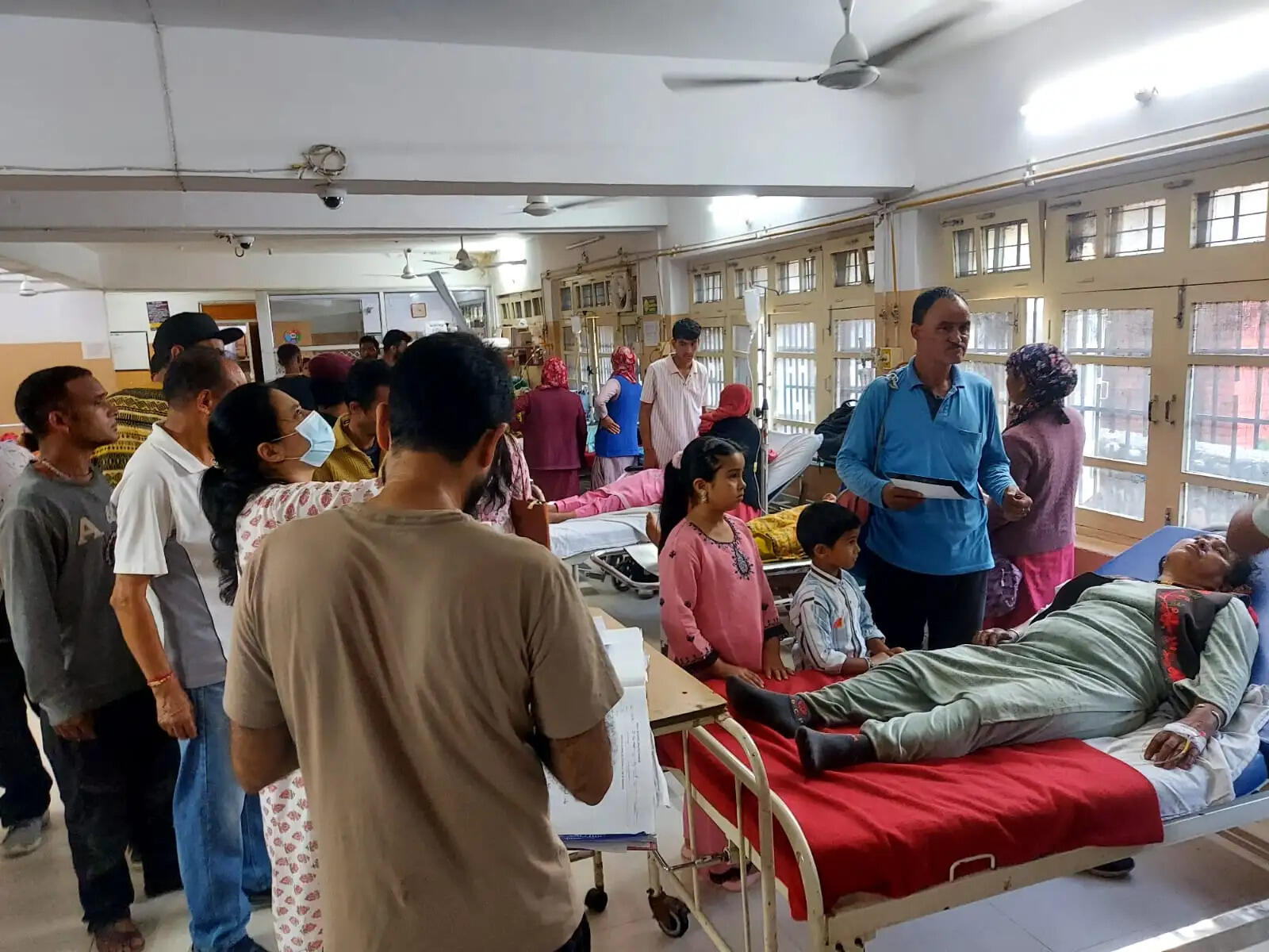कुल्लू में एचआरटीसी बस के ब्रेक फेल, चालक की सूझबूझ से टला बड़ा हादसा, 46 यात्री घायल