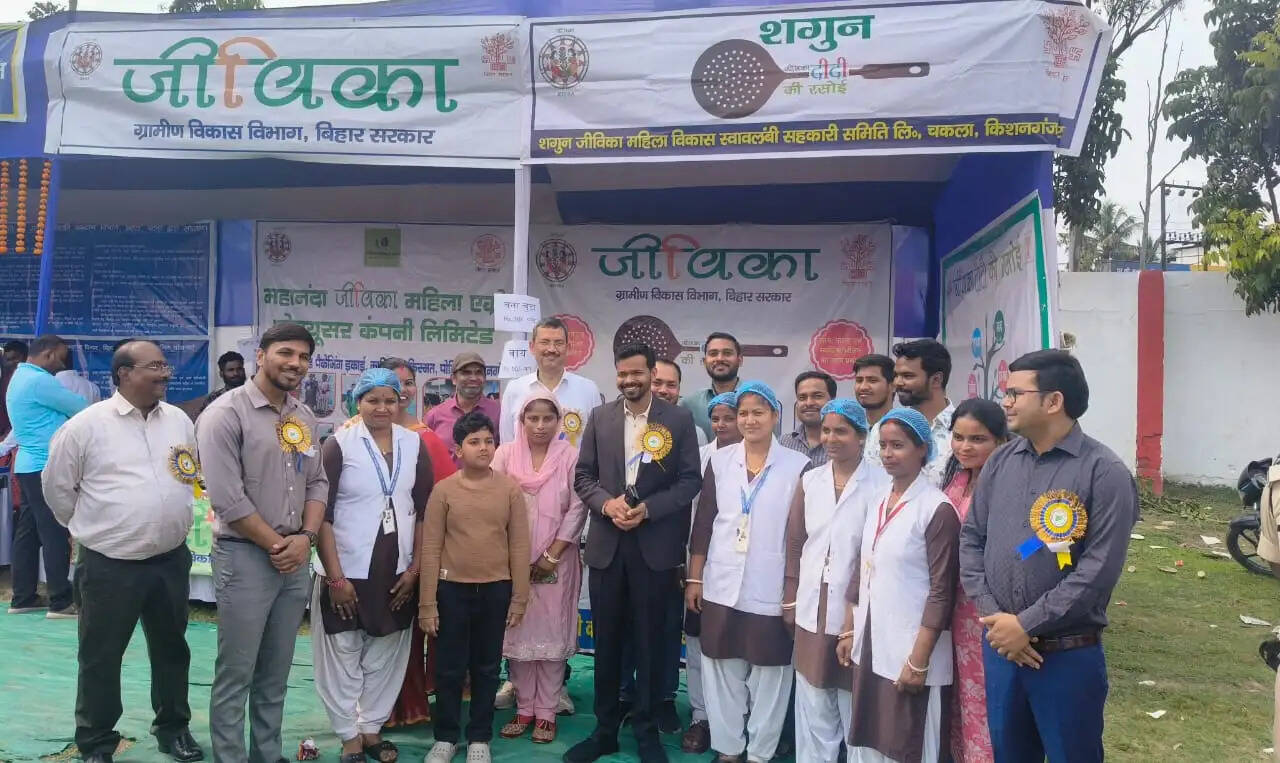 बिहार दिवस पर जीविका स्टॉल बना आकर्षण का केंद्र, उत्पादों की हुई जमकर बिक्री