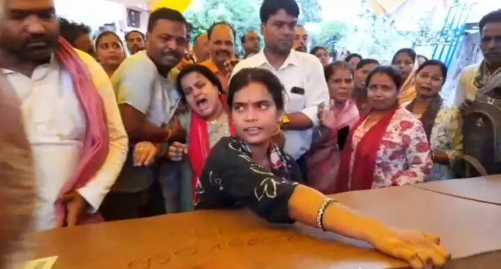 कानपुर : मर्चेंट नेवी अफसर सागर गुप्ता का पार्थिव शरीर पहुंचा, सम्मान की मांग पर अड़े परिजन