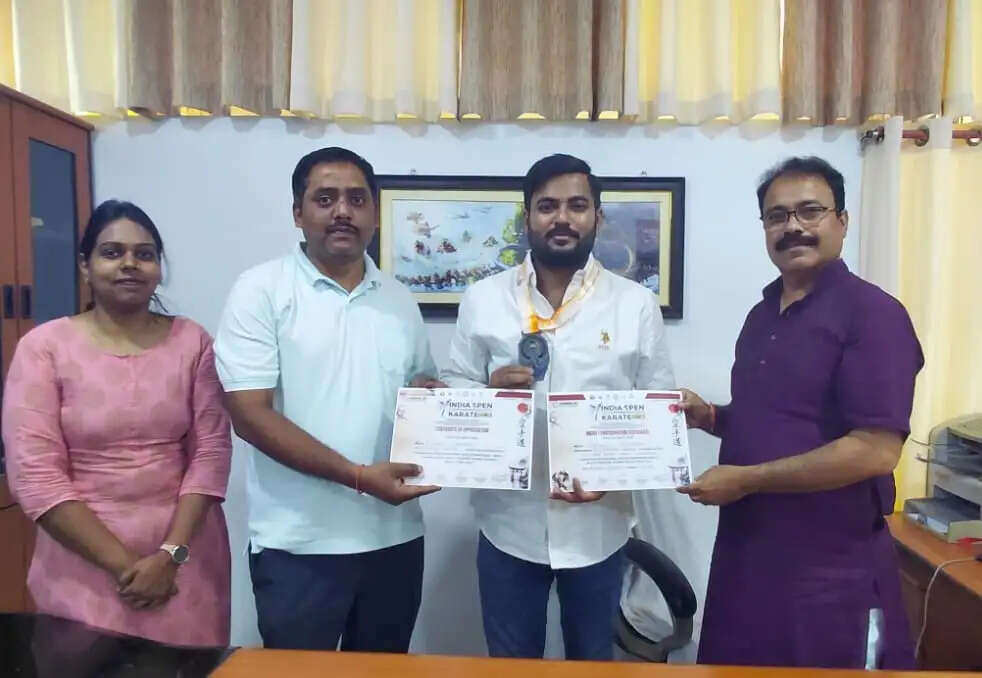 अंतरराष्ट्रीय कराटे प्रतियोगिता में पूर्वांचल विवि के शोध छात्र ऋत्विक त्रिपाठी ने जीता सिल्वर मेडल