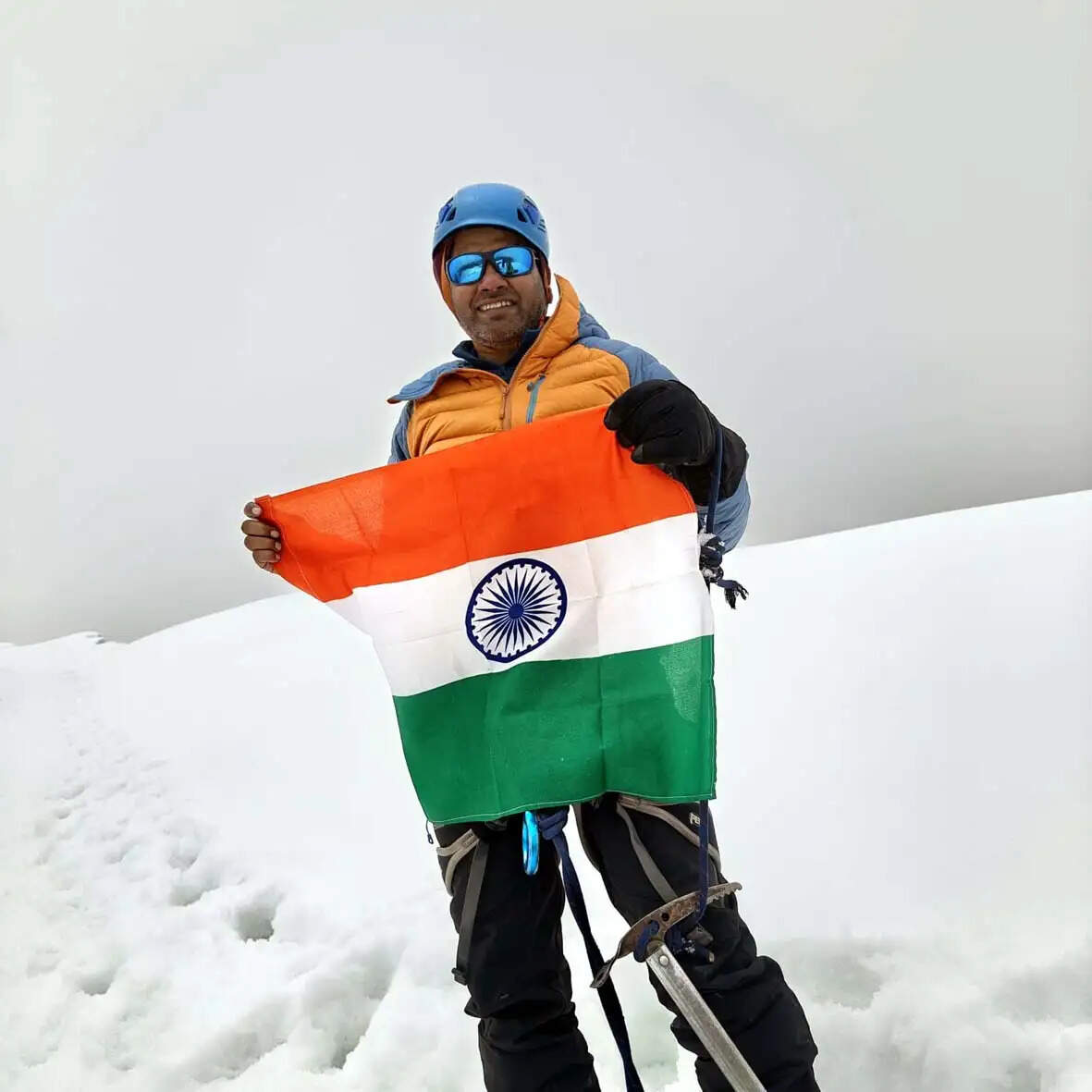 हिसार : शिनकून चोटी पर तिरंगा फहराकर प्रो. मनोज कुमार ने दिया देशभक्ति एवं पर्यावरण संरक्षण का संदेश
