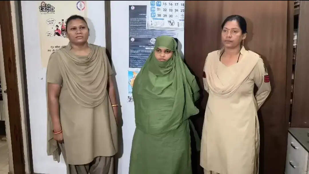 रायपुर में 1.88 करोड़ रुपये के आभूषणों की धोखाधड़ी, महिला आरोपित गिरफ्तार, एक फरार