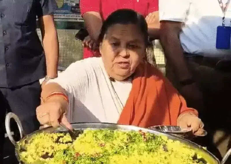 मप्र की पूर्व मुख्यमंत्री उमा भारती ने टीकमगढ़ में अपने बंगले के सामने दुकान लगाकर बेचा पोहा-जलेबी