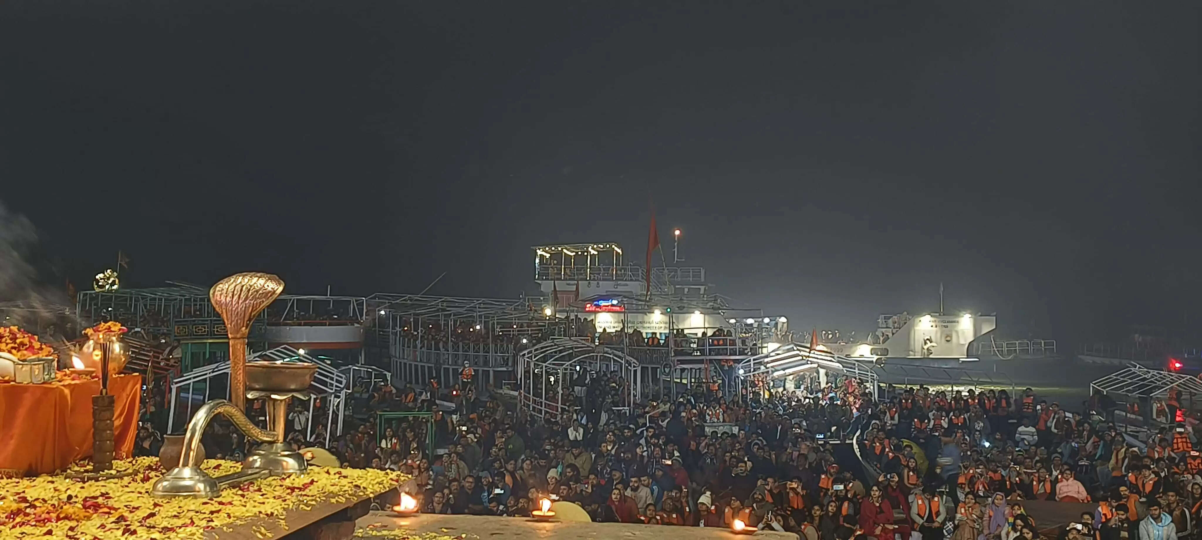 भारत के मुख्य न्यायाधीश सूर्यकांत और इलाहाबाद हाई कोर्ट के मुख्य न्यायाधीश ने काशी में देखी भव्य गंगा आरती