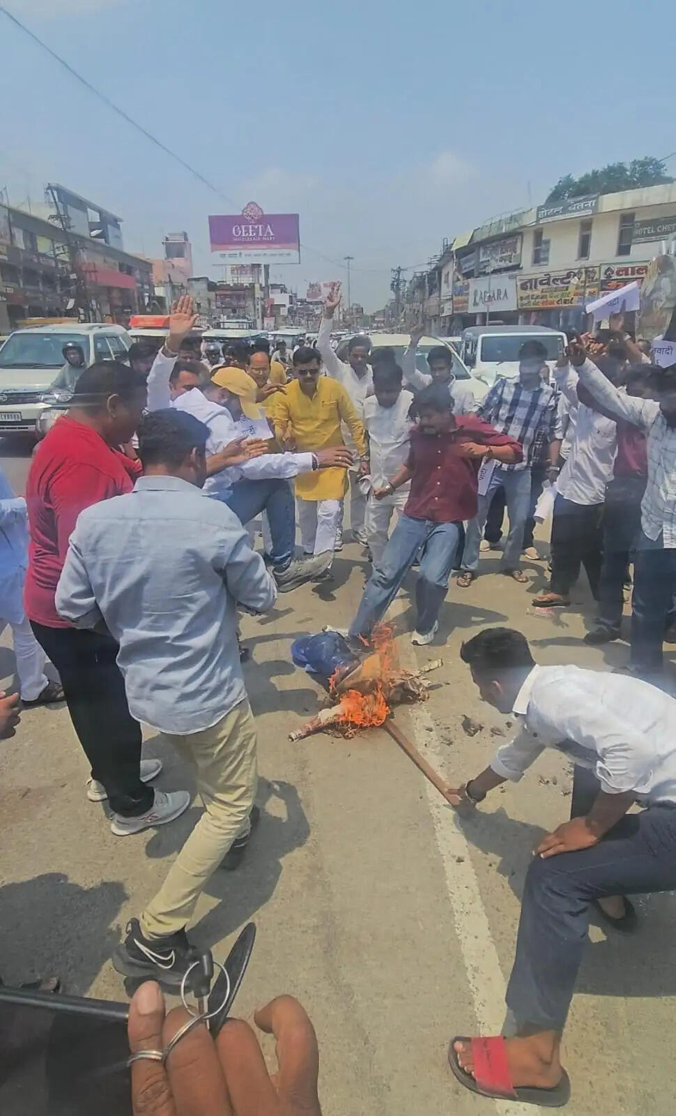 भाजपा प्रदेश अध्यक्ष पर टिप्पणी के विरोध में भाजयुमो ने प्रदर्शन कर फूंका सपा प्रमुख का पुतला