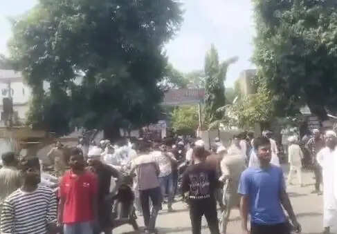 आलमबाग थाना के बाहर शवाें काे रखकर परिवार का हंगामा
