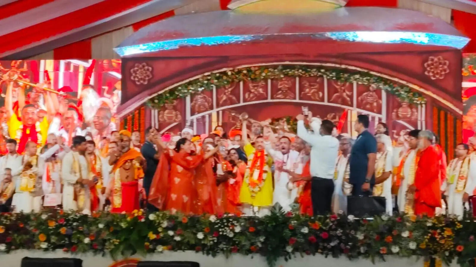 श्रावणी मेला उद्घाटन : तारकेश्वर में त्रिशूल थामे दिखे मुख्यमंत्री शुभेंदु अधिकारी, संतों ने दिया प्रतीकात्मक संदेश