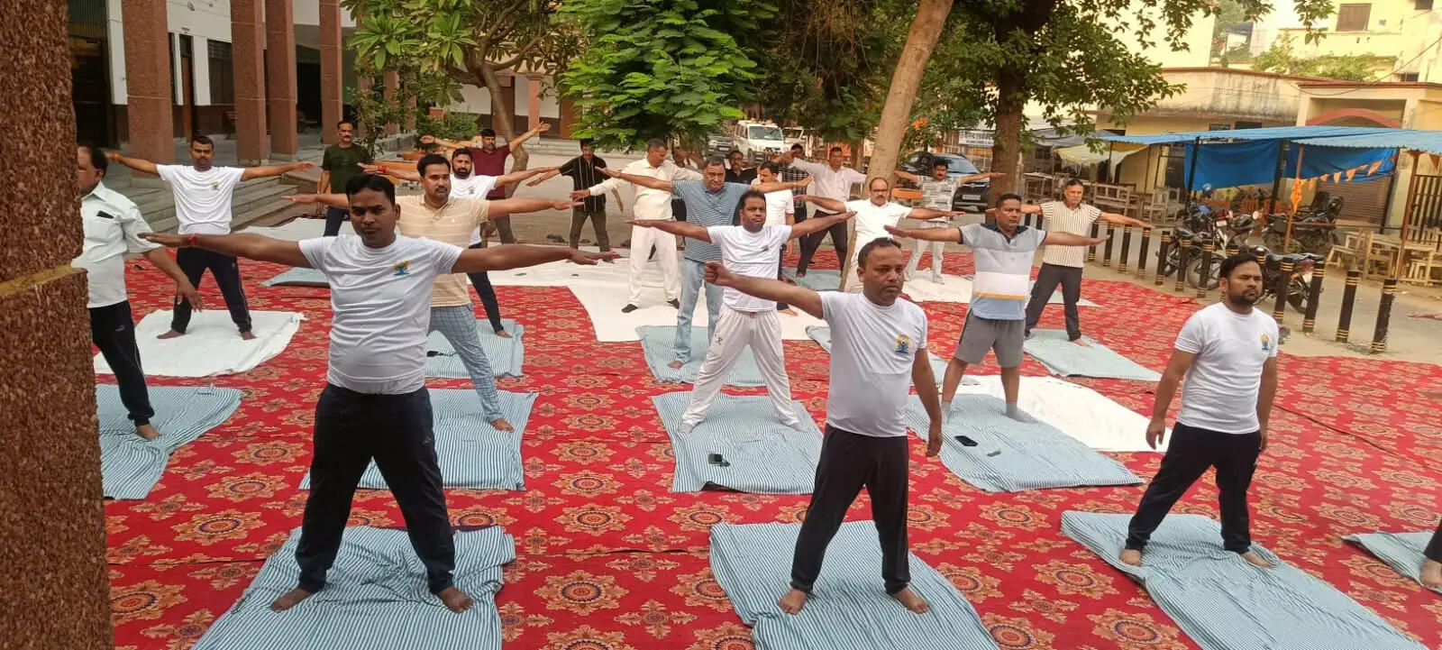 अंतरराष्ट्रीय योग दिवस: गोरखपुर सदर तहसील परिसर में अधिकारियों और कर्मचारियों ने किया सामूहिक योग