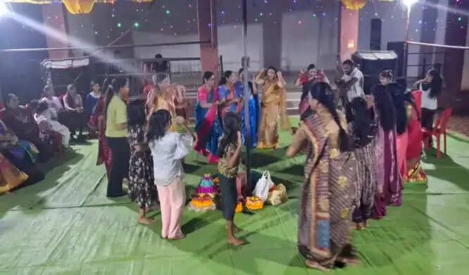 बीजापुर में आंध्र समाज की नौ दिवसीय गौरी पूजा ‘बतुकम्मा’ उत्सव जारी