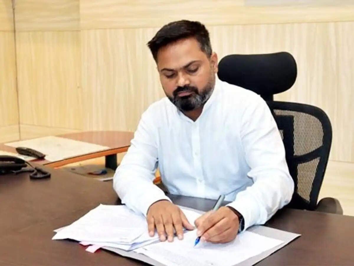 खराब सड़कों की रिपोर्ट पर उठे सवाल, जिलाधिकारी ने अधिशासी अभियंता से मांगा जवाब