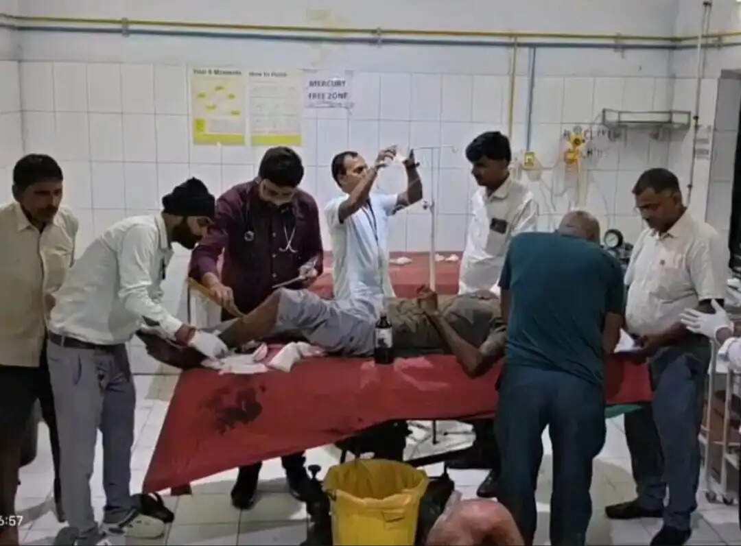 जमीन विवाद में दबंगो नें युवक को मारी गोली, रेफर