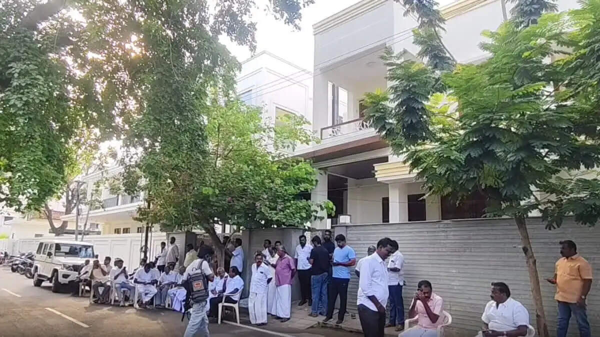 तमिलनाडु में पूर्व मंत्री केएन नेहरू के 25 ठिकानों पर डीवीएसी की छापा