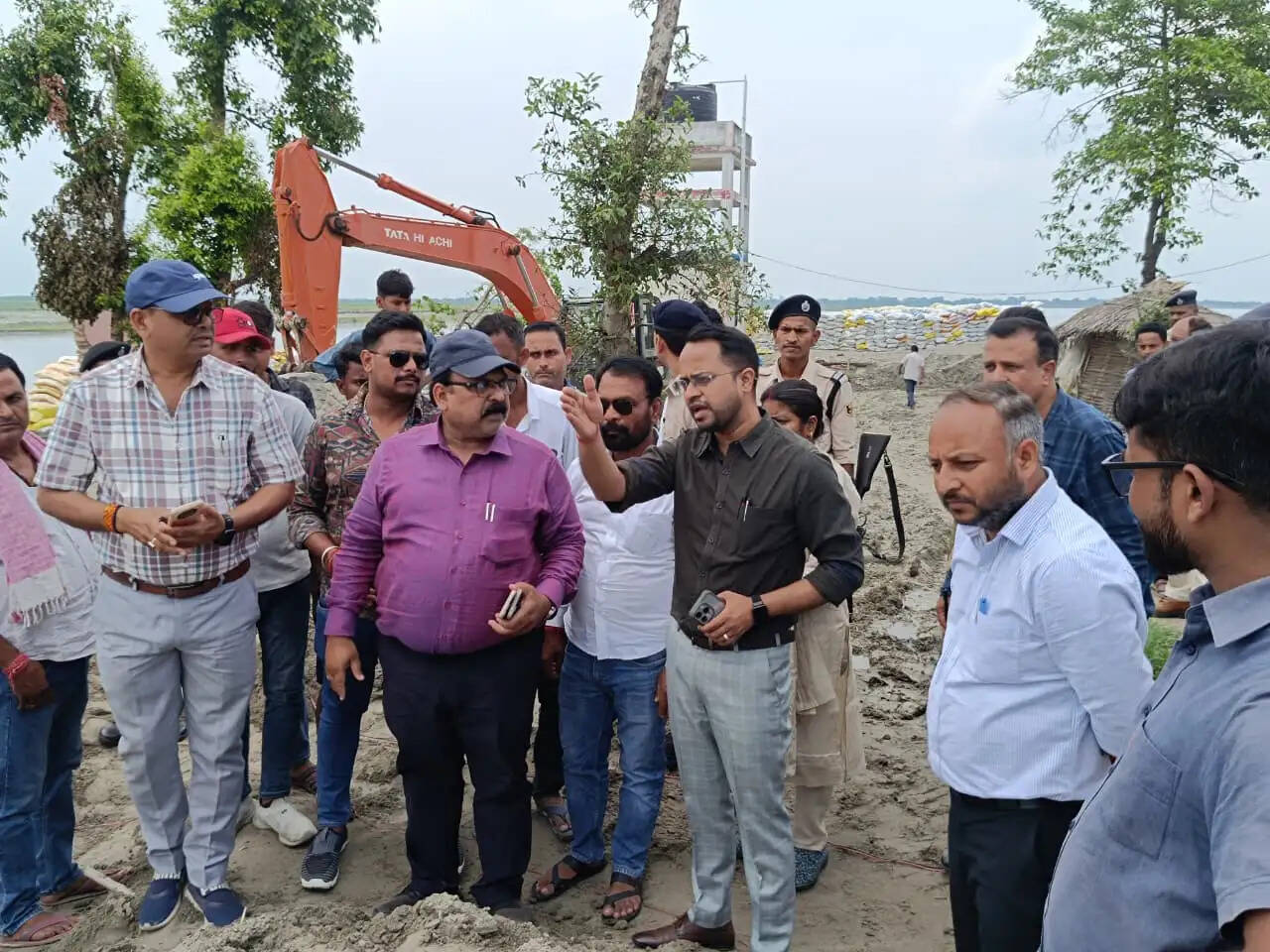 गंडक नदी के कटाव निरोधी कार्यों का जिलाधिकारी ने किया निरीक्षण