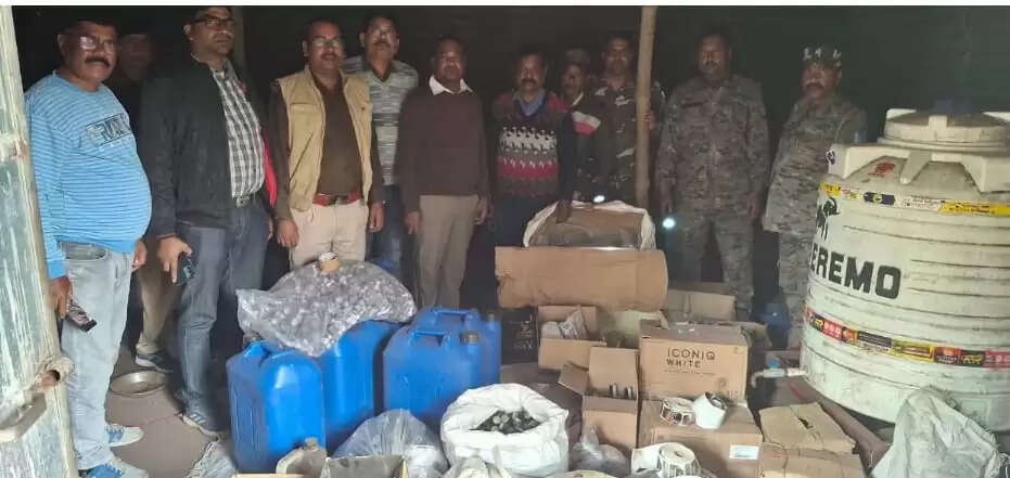 सरायकेला में जंगल के बीच चल रही अवैध विदेशी शराब फैक्ट्री का भंडाफोड़