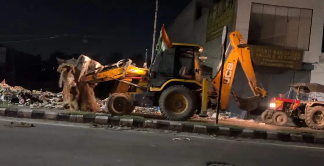 कैथल: सफाई कर्मचारियों की हड़ताल 26 अगस्त तक बढ़ी, प्रशासन ने रात में उठवाया कचरा