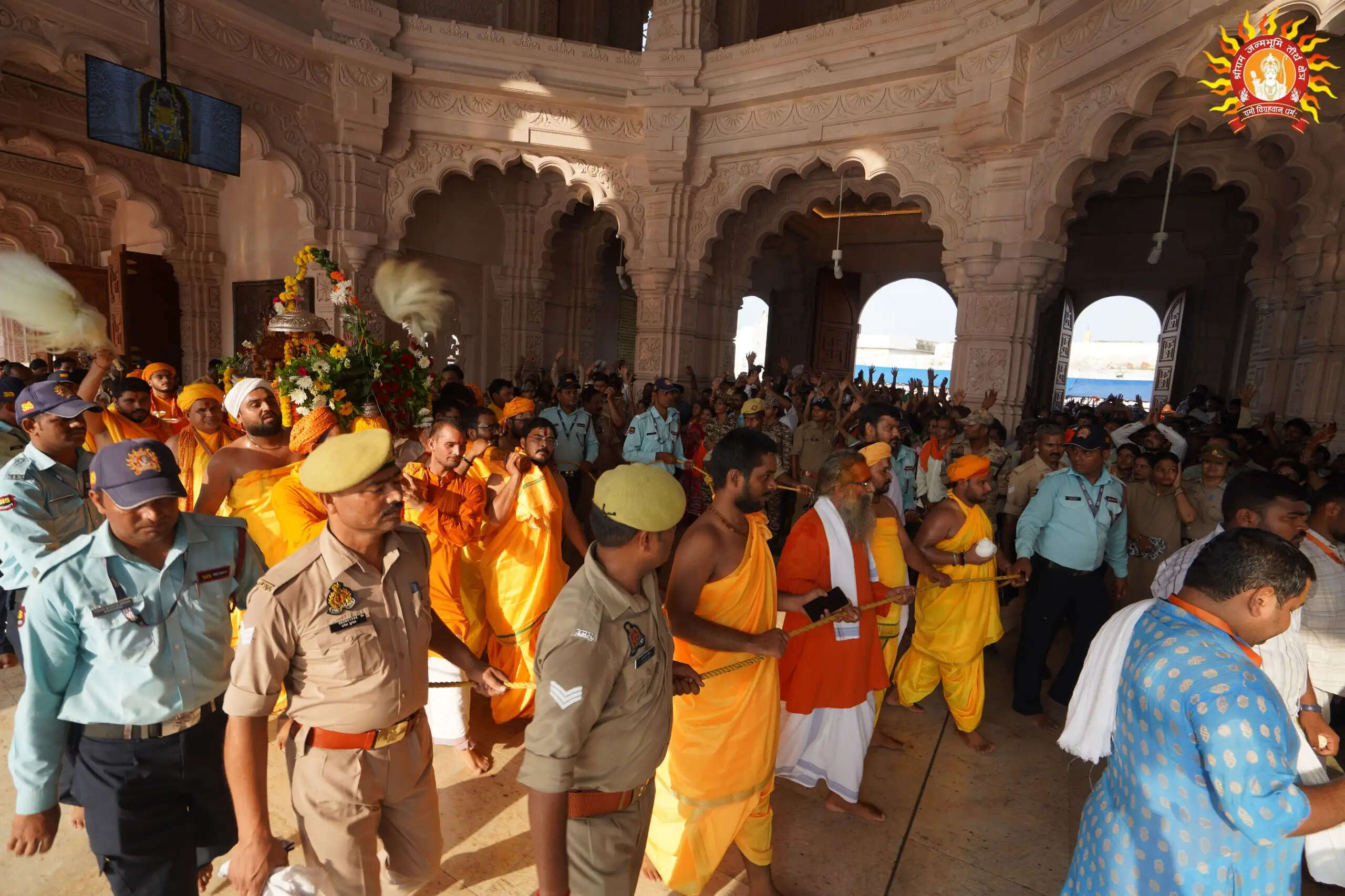 श्री राम जन्मभूमि में चांदी के झूले में विराजमान हुए रामलला, भाव-विभोर हुए श्रद्धालु