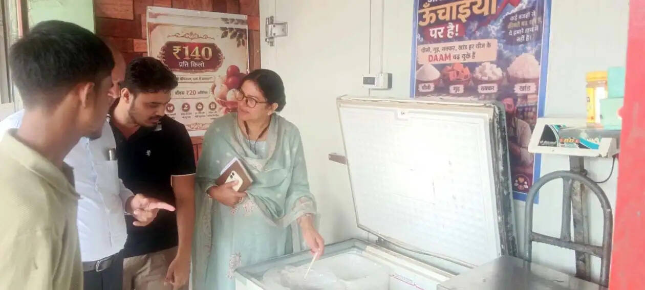 हिसार : सीएम फ्लाइंग ने छापा मारकर 10 हजार किलो खाद्य सामग्री के सैंपल लिए