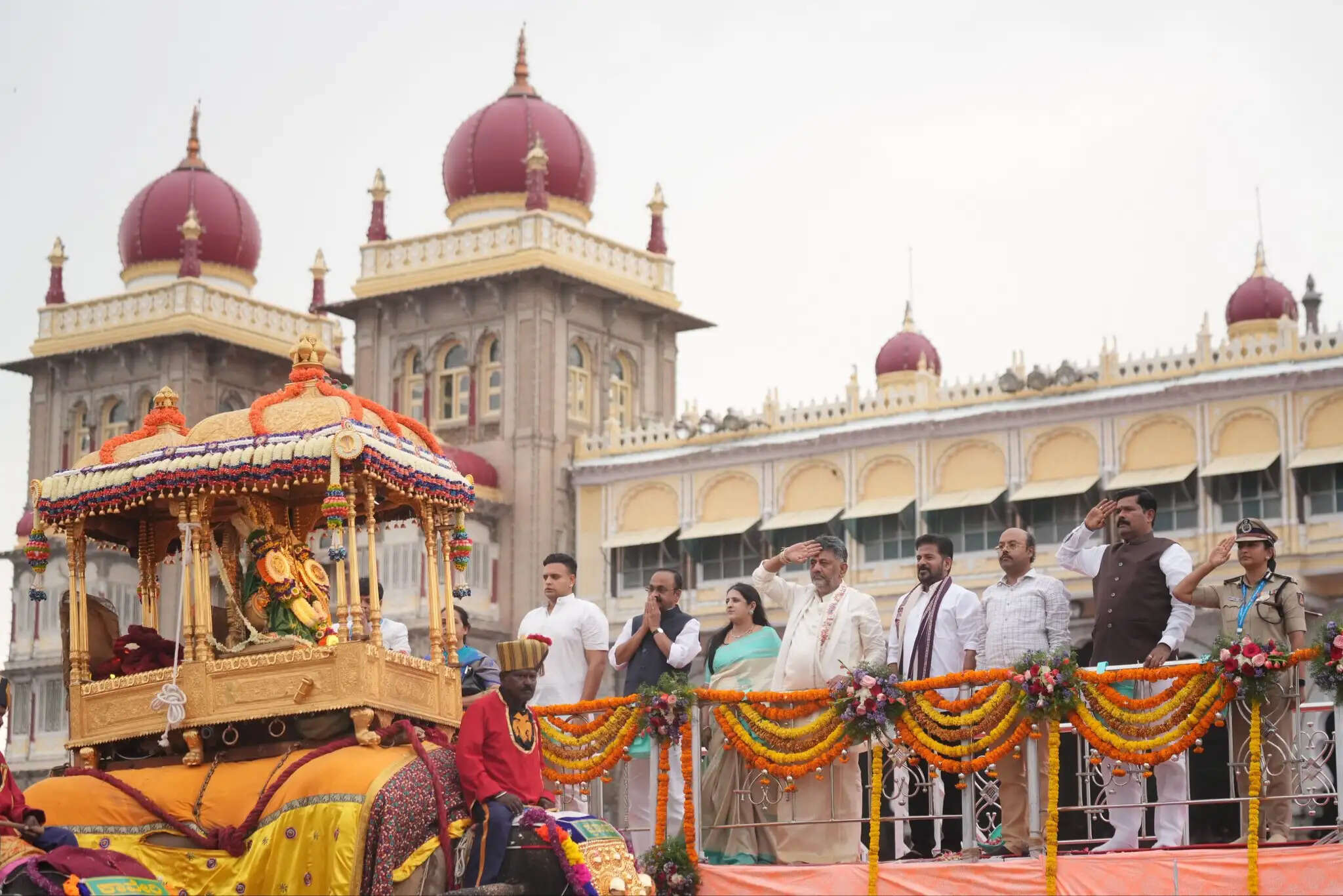 मैसूरु दशहरा की भव्य जंबू सवारी संपन्न, स्वर्ण अंबारी में विराजमान रहीं मां चामुंडेश्वरी