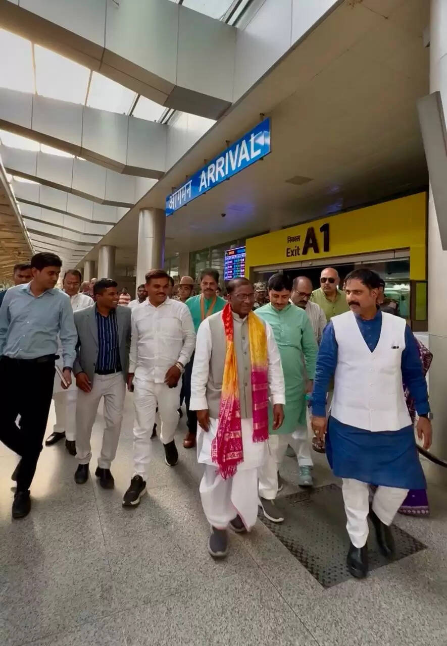 असम के राज्यपाल छह दिवसीय यात्रा पर वाराणसी पहुंचे, एयरपोर्ट पर स्वागत