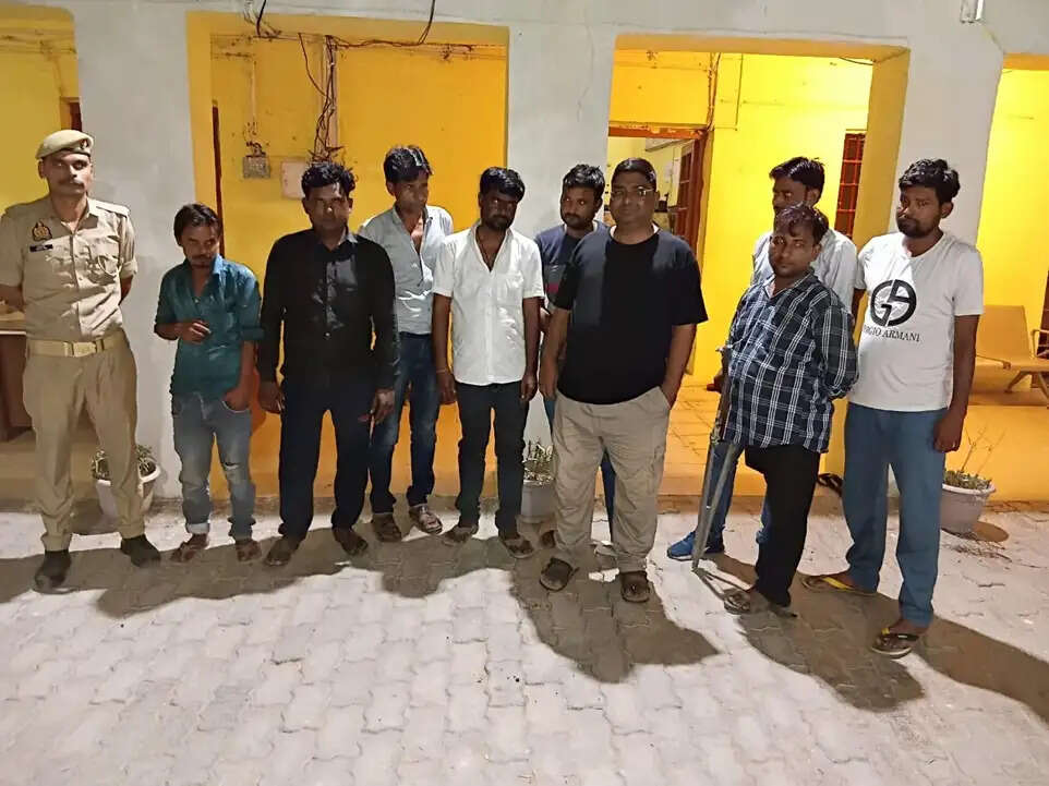 औरैया में जुए की फड़ पर पुलिस का छापा, 9 जुआरी गिरफ्तार