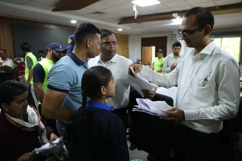 इंदौरः जनसुनवाई बनी जरूरतमंदों का सशक्त माध्यम, एक ही छत के नीचे मिल रहा सहारा