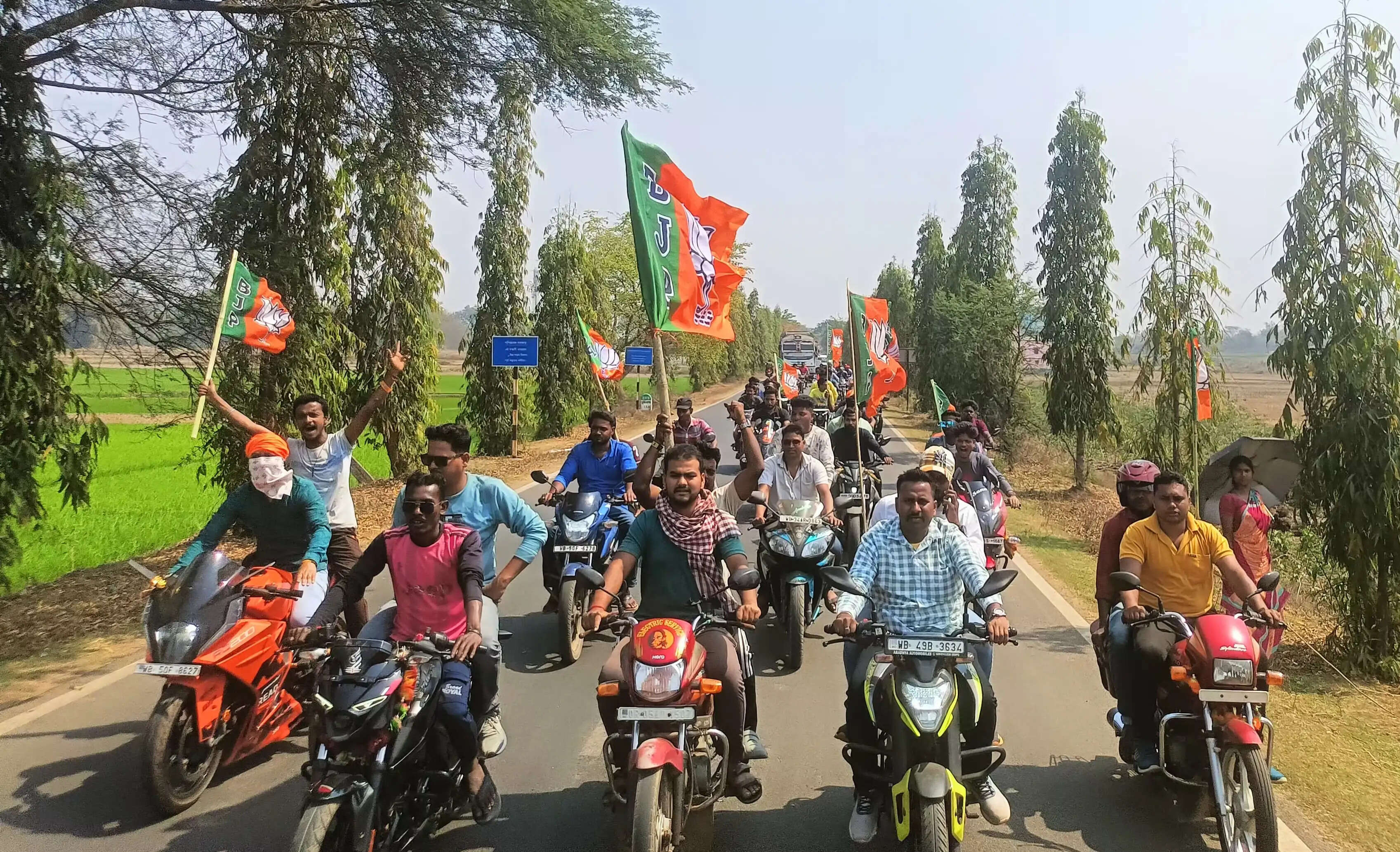 झाड़ग्राम : परिवर्तन यात्रा के स्वागत में भाजयुमो की बाइक रैली