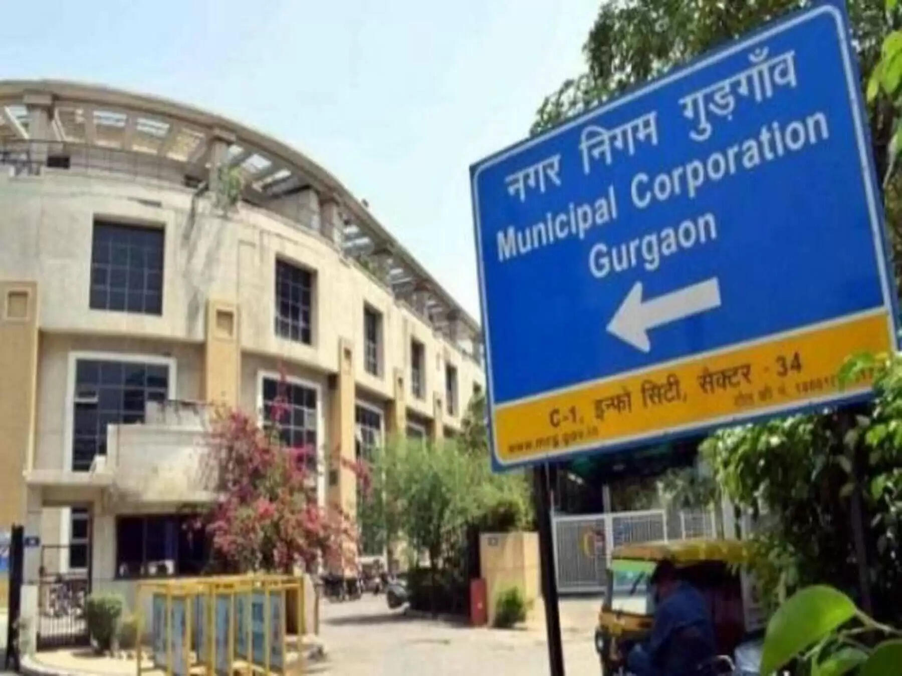 गुरुग्राम निगम की सिक्योरिटी फोर्स गाड़ी से पिकअप की टक्कर में चार कर्मचारी घायल