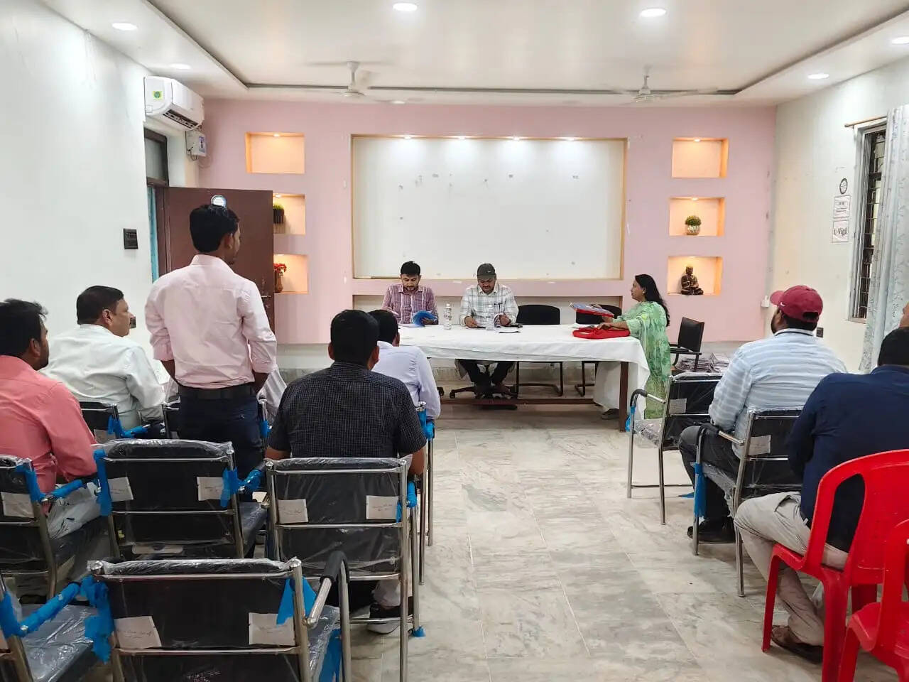 राजस्व मामलों के लंबित प्रकरणों के निष्पादन को लेकर अपर समाहर्ता ने दिए सख्त निर्देश