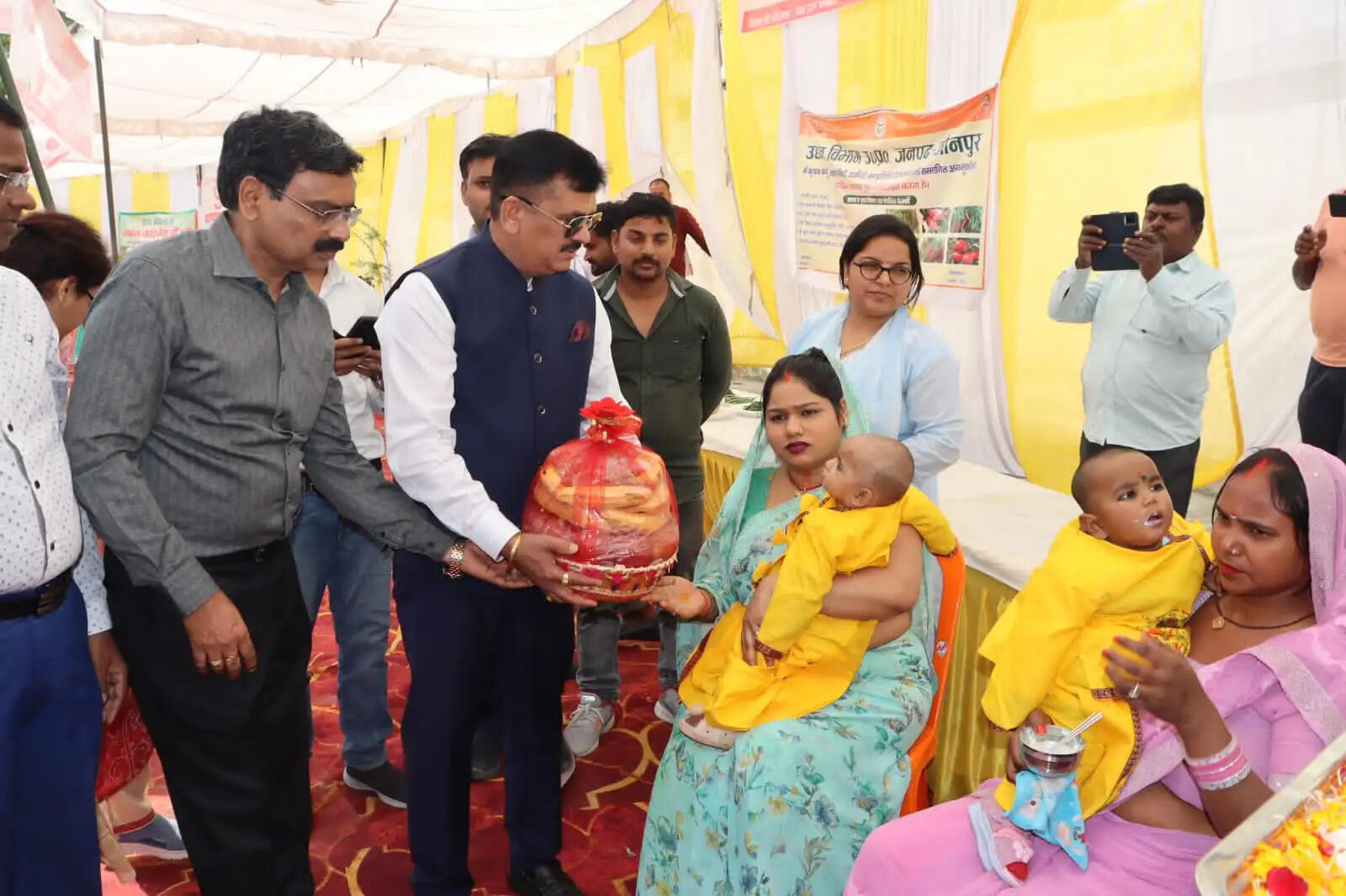 अन्नप्राशन संस्कार के साथ आंगनबाड़ी कार्यकर्त्रियों का हुआ सम्मान