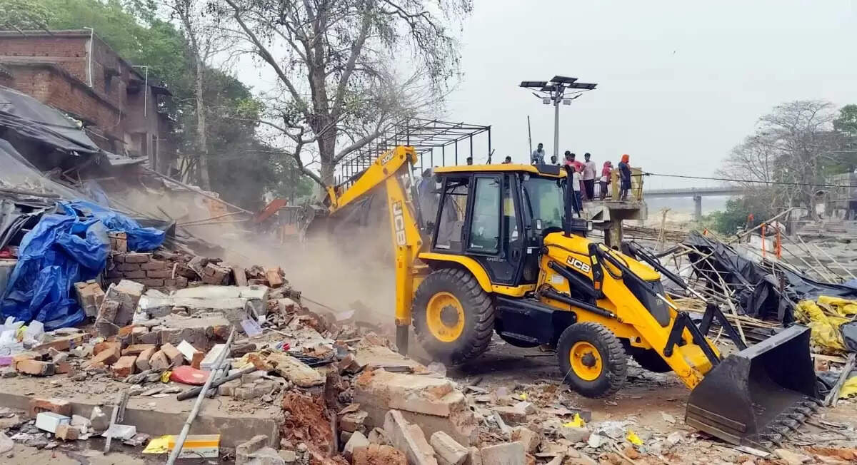 रजरप्पा में जेसीबी चलाकर हटाई जा रही दुकानें